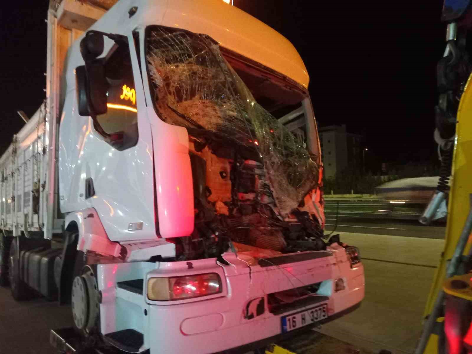 kamyon-cekiciye-arkadan-carpti-1-olu