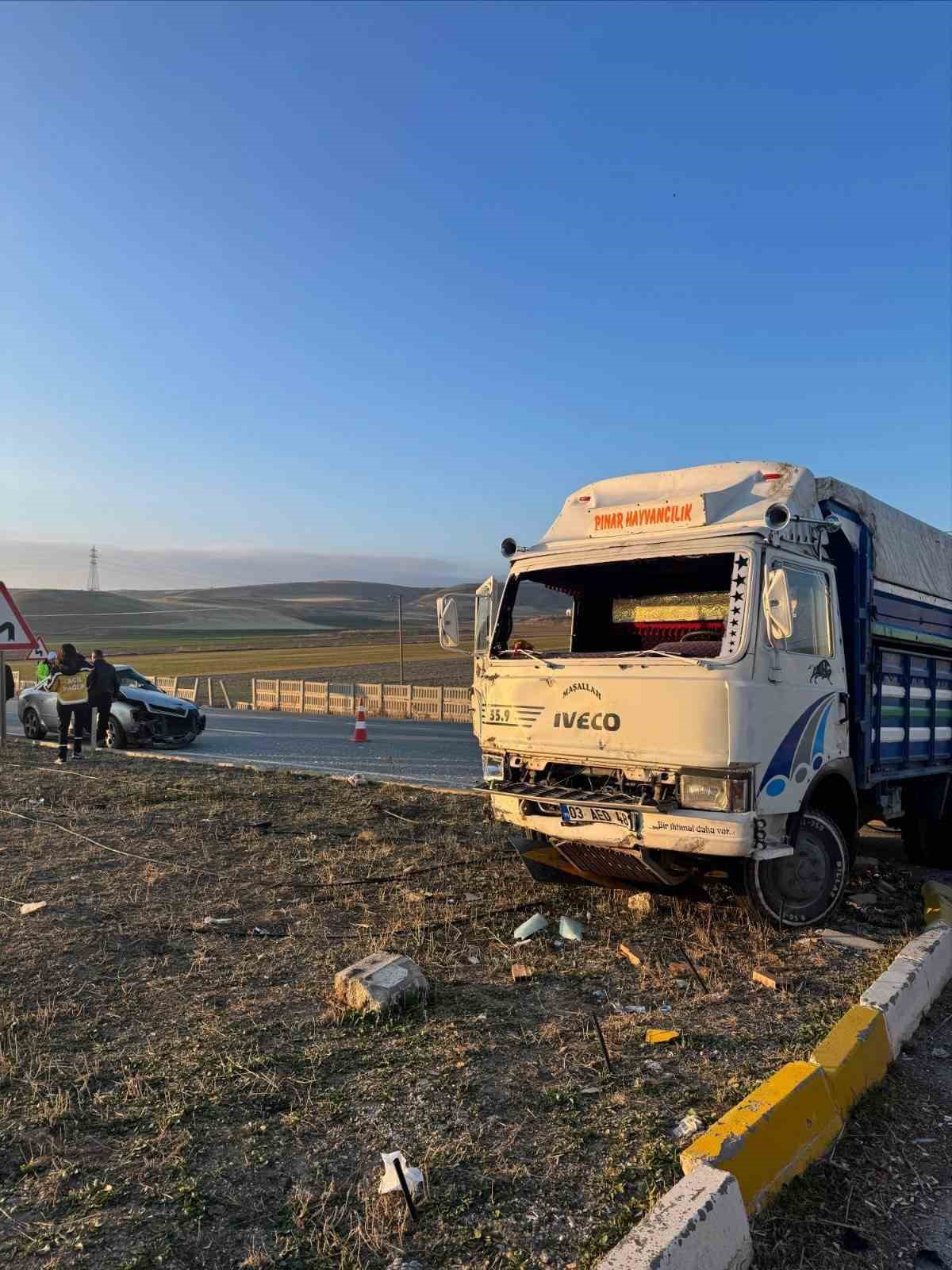 kamyonet-ile-otomobil-carpisti-6-kisi-yaralandi
