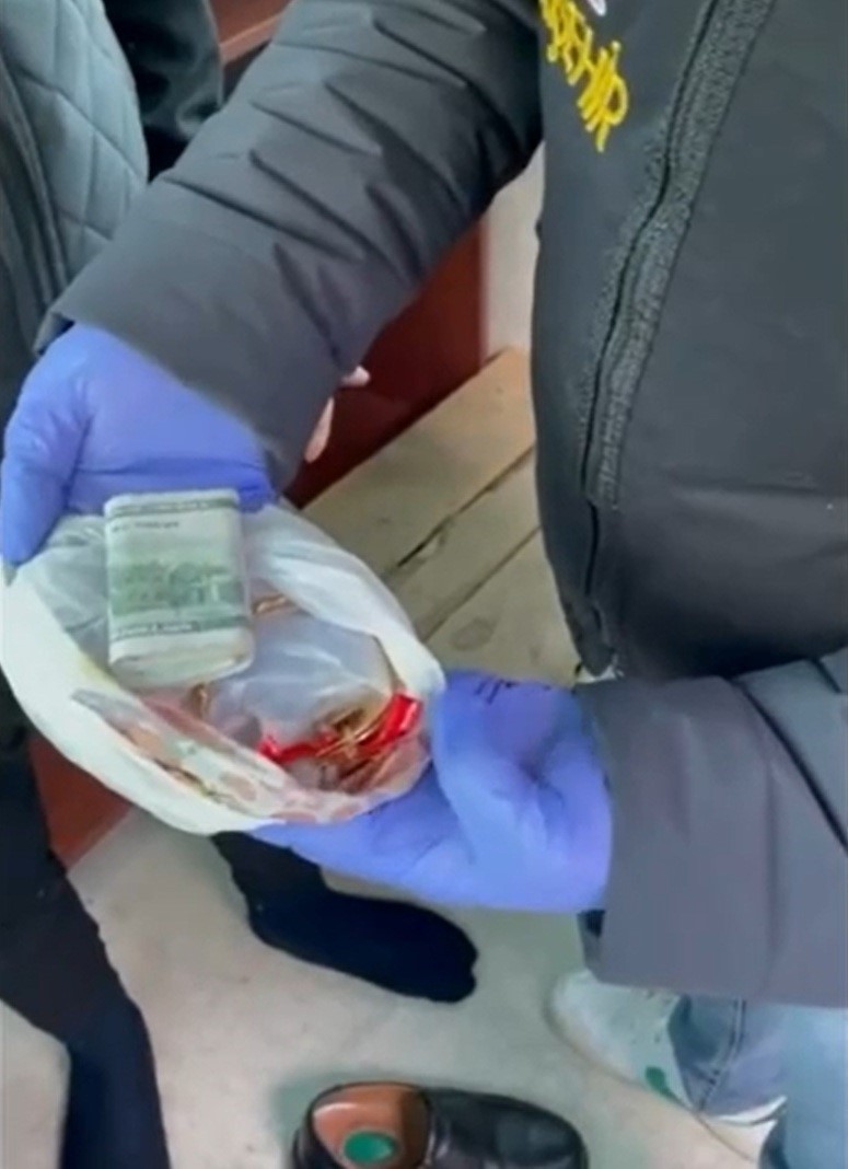 kendilerini-polis-ve-savci-olarak-tanitarak-558-bin-liralik-dolandiricilik-yapan-supheliler-yakalandi