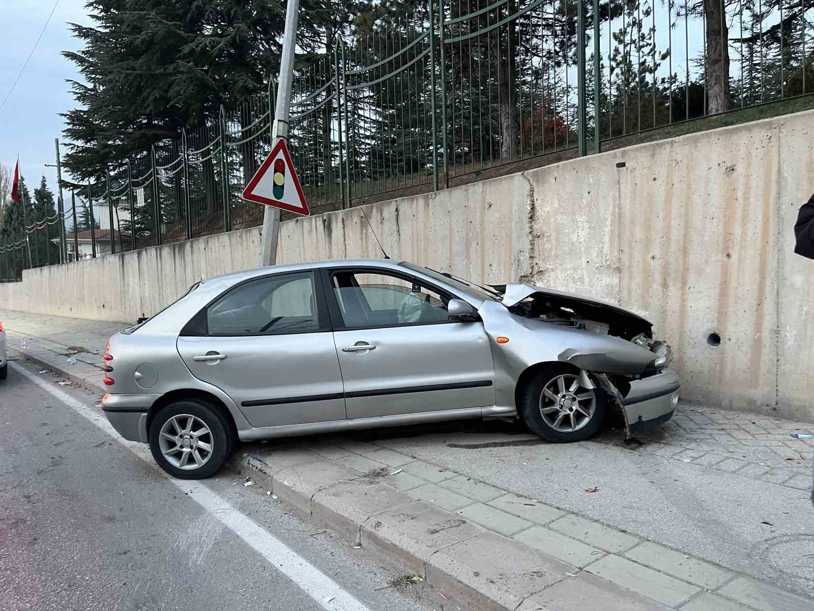 kontrolden-cikan-arac-aydinlatma-diregine-carpip-hurdaya-dondu