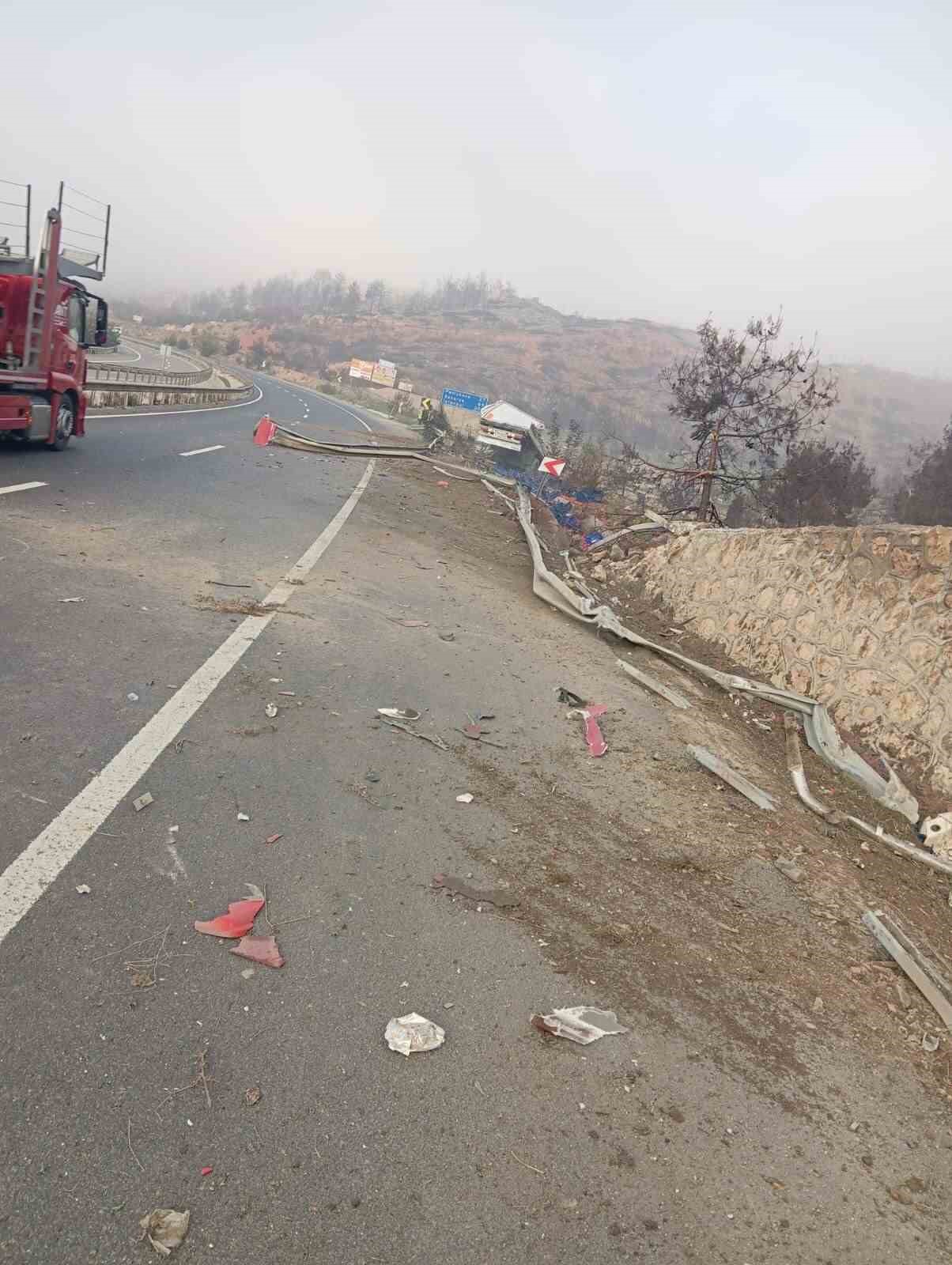 kontrolden-cikan-sebze-yuklu-tir-devrildi-1-yarali