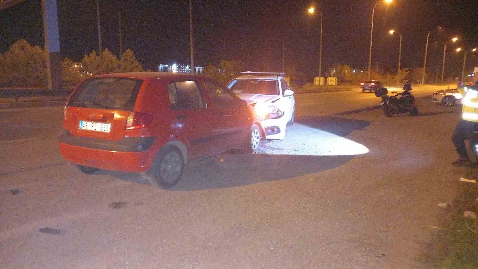 kotrolden-cikan-otomobil-radar-gorevi-yapan-polis-aracina-carpti-2-kisi-yaralandi