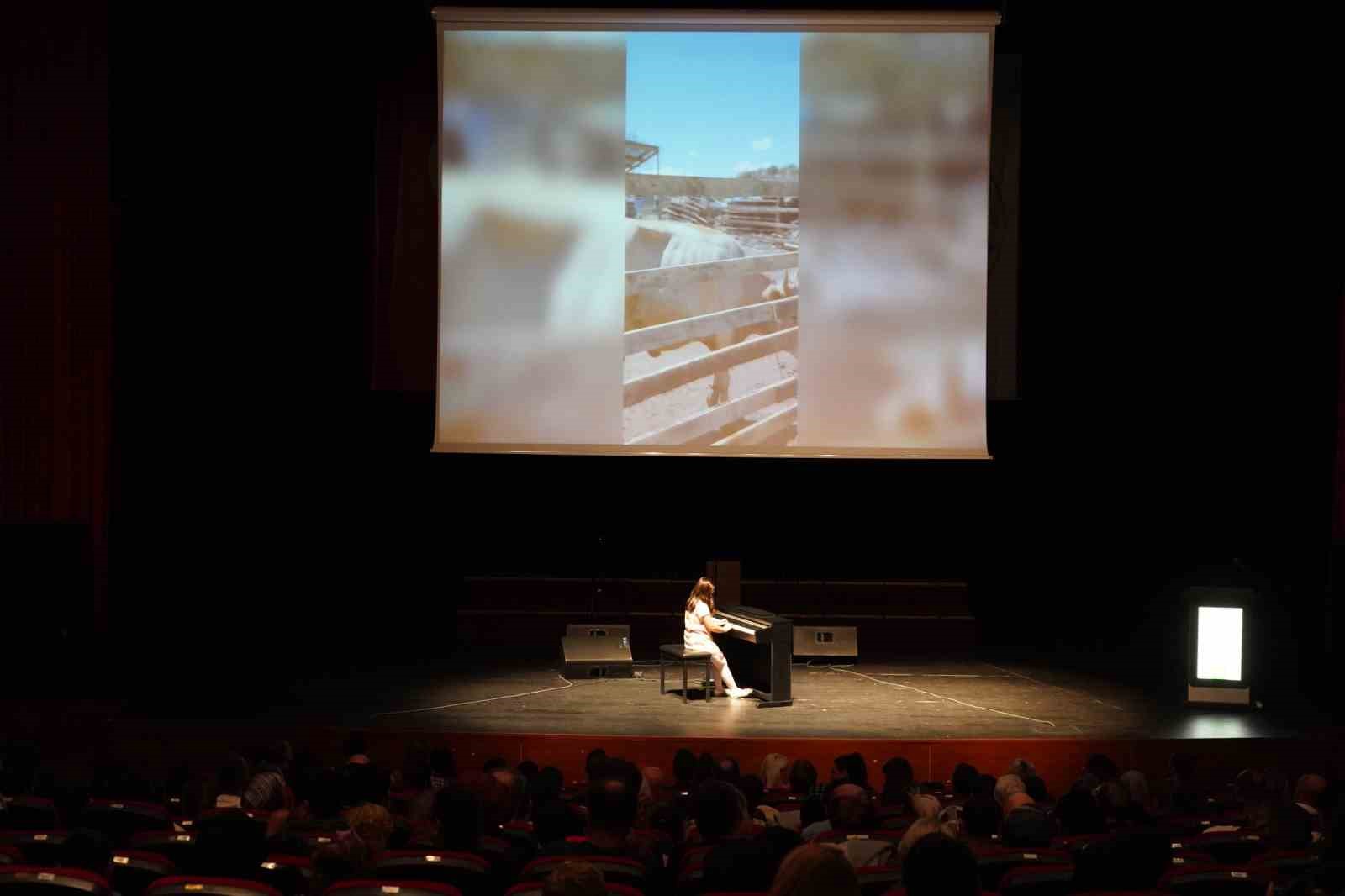 kucuk-piyanistler-hunerlerini-sergiledi