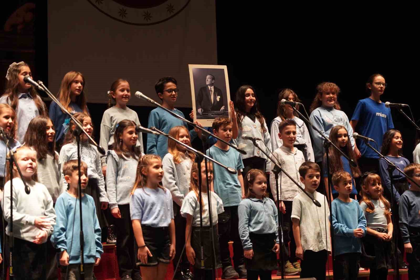 kucuk-piyanistler-hunerlerini-sergiledi