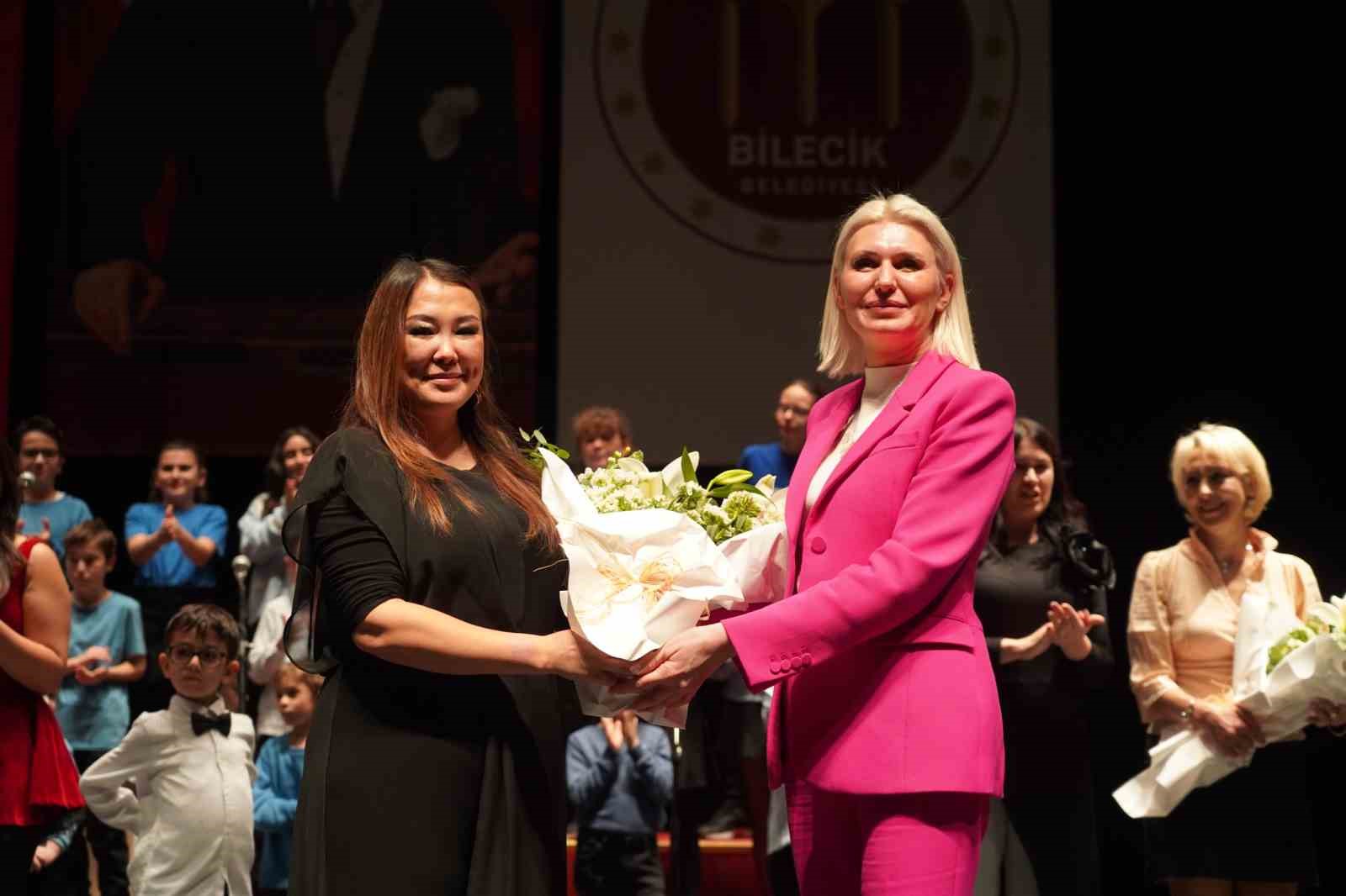 kucuk-piyanistler-hunerlerini-sergiledi