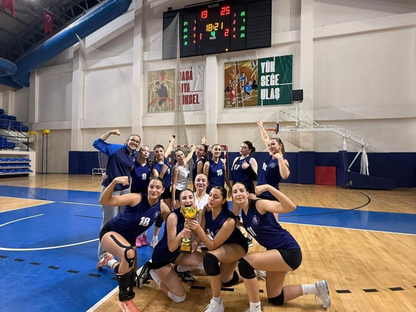 kutahya-belediyespor-genc-kiz-voleybol-takimi-sampiyon-oldu