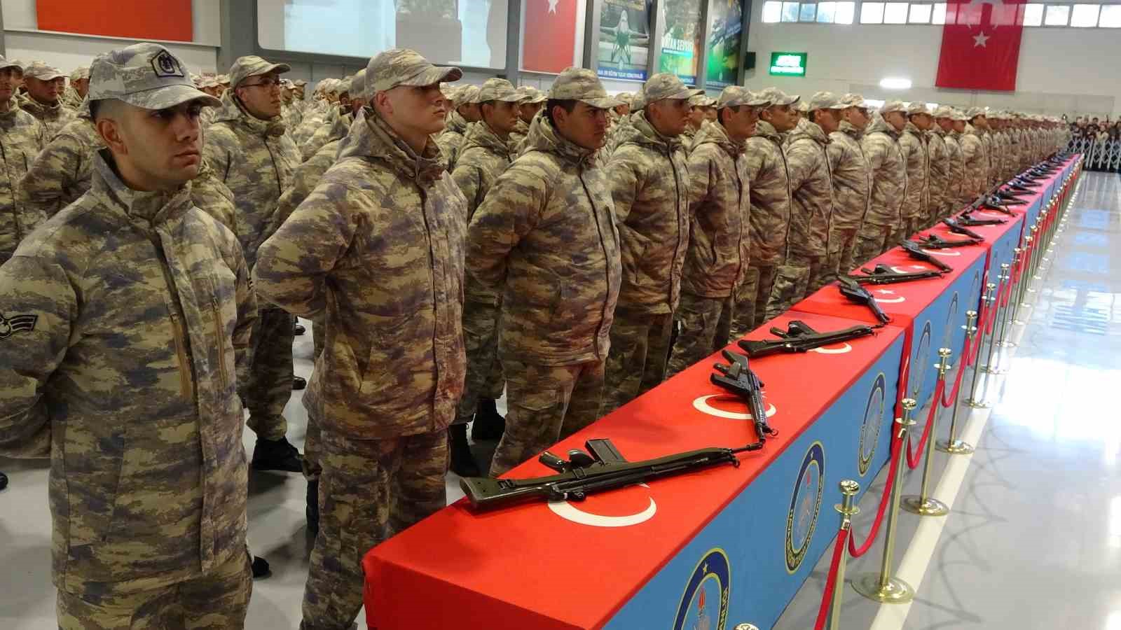 kutahya-hava-er-egitim-tugay-komutanliginda-2025-4a-tertip-erler-yemin-ederek-usta-asker-oldu