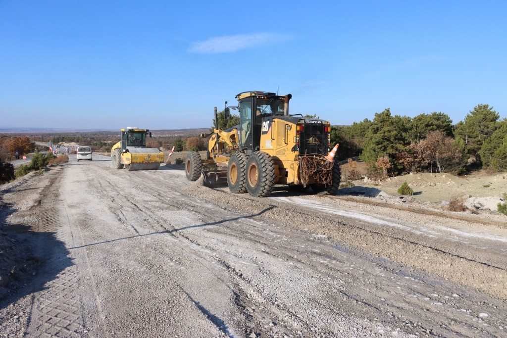 kutahya-koylerinde-asfalt-calismalari-devam-ediyor