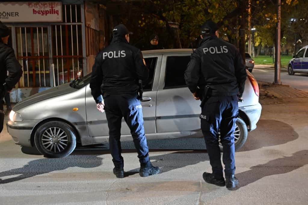 kutahyada-asayis-uygulamalarinda-50-aranan-sahis-yakalandi