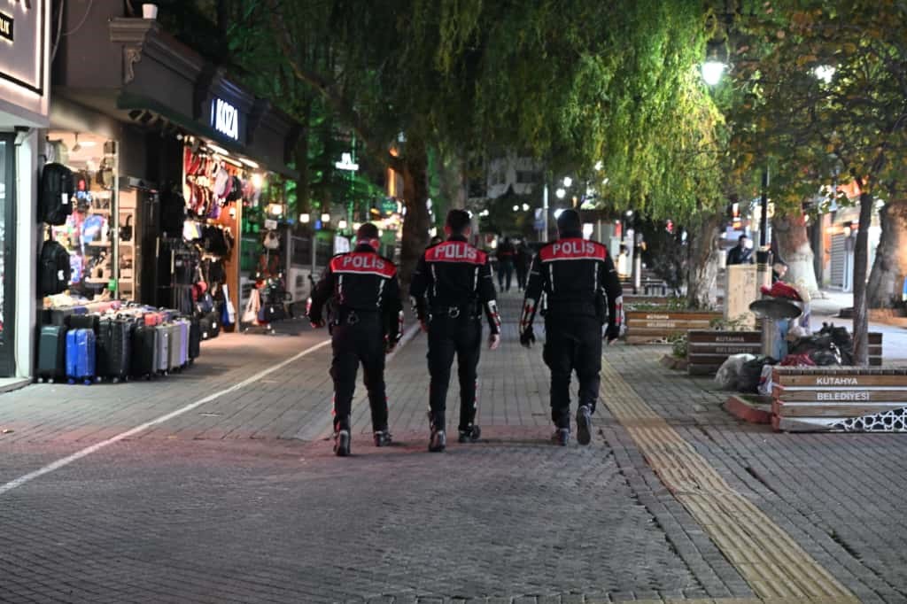 kutahyada-asayis-uygulamalarinda-50-aranan-sahis-yakalandi