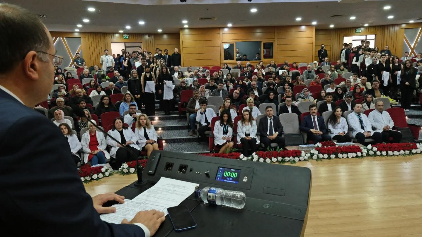 kutahyada-dis-hekimi-adaylari-beyaz-onluklerini-giydi