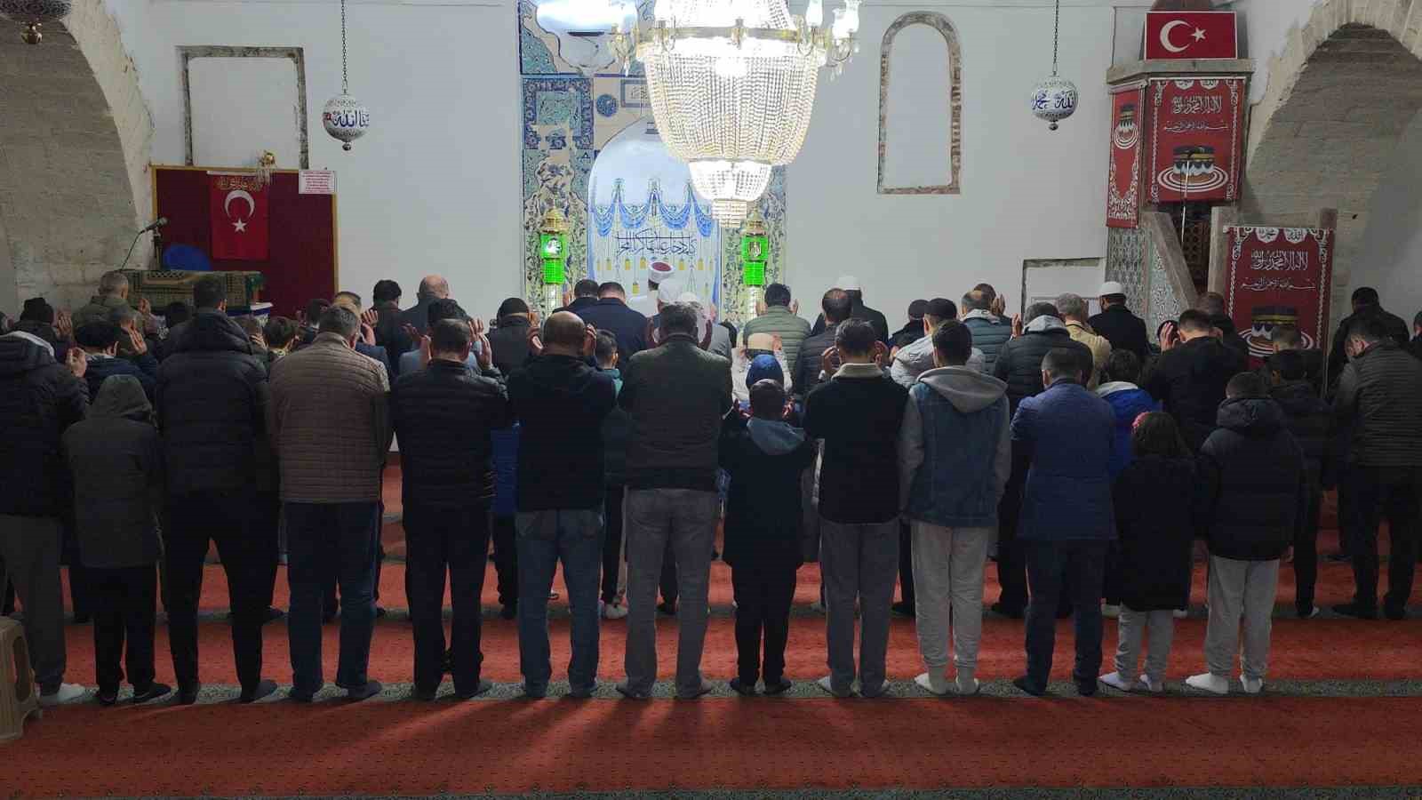 kutahyada-gencler-camide-alinlar-secdede-bulusmasi-yogun-katilimla-gerceklesti