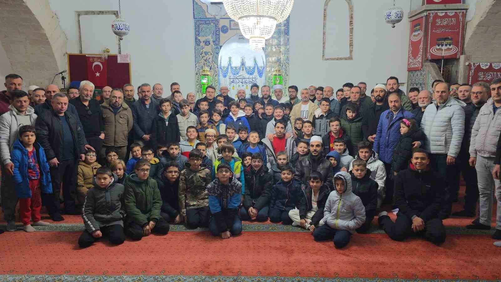 kutahyada-gencler-camide-alinlar-secdede-bulusmasi-yogun-katilimla-gerceklesti