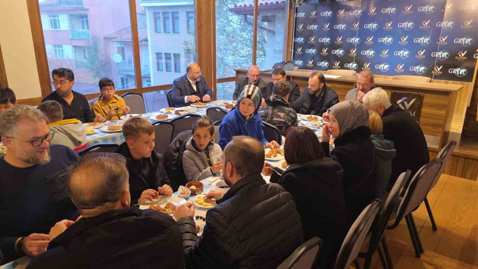 kutahyada-gencler-camide-alinlar-secdede-bulusmasi-yogun-katilimla-gerceklesti