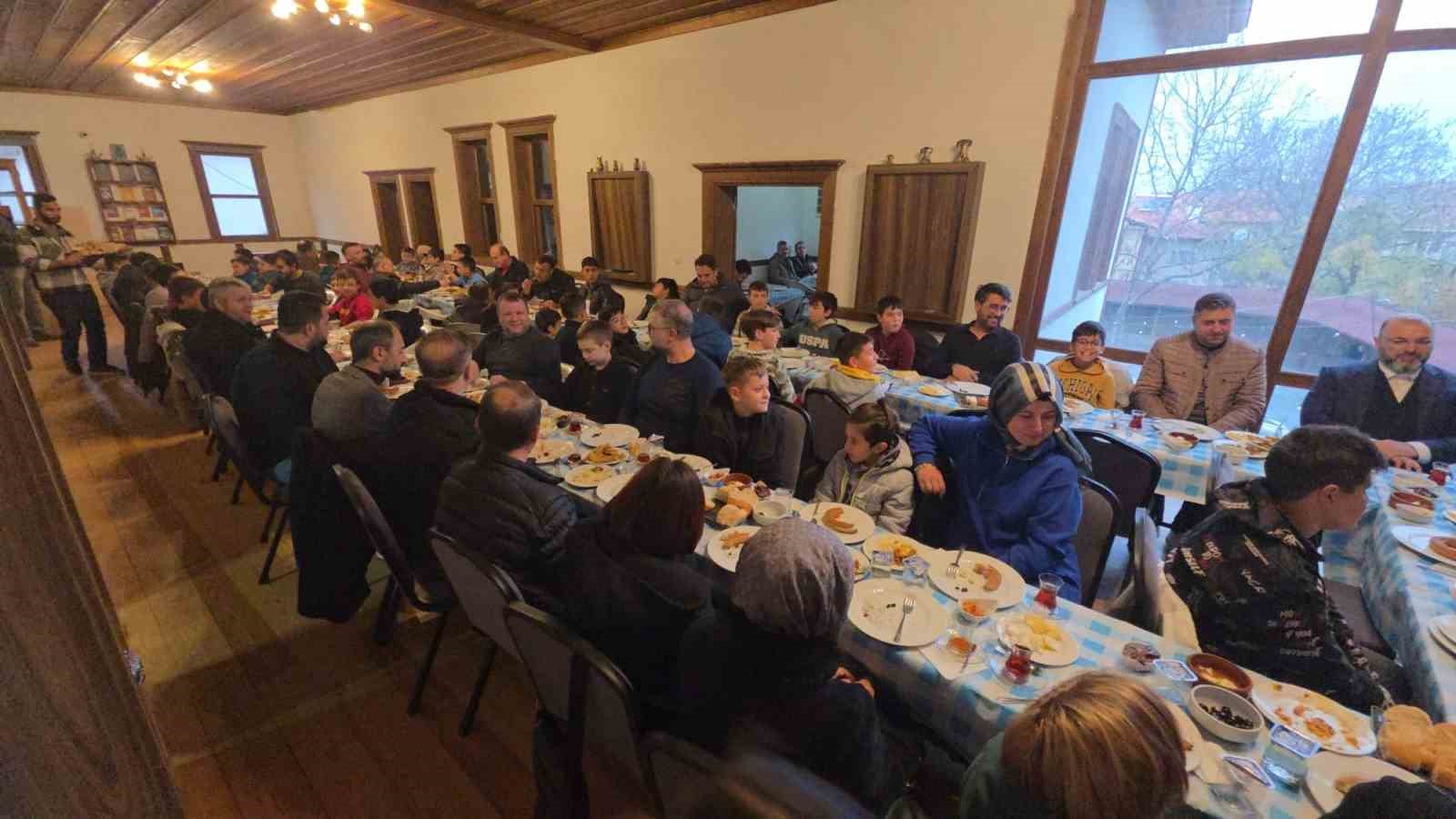 kutahyada-gencler-camide-alinlar-secdede-bulusmasi-yogun-katilimla-gerceklesti