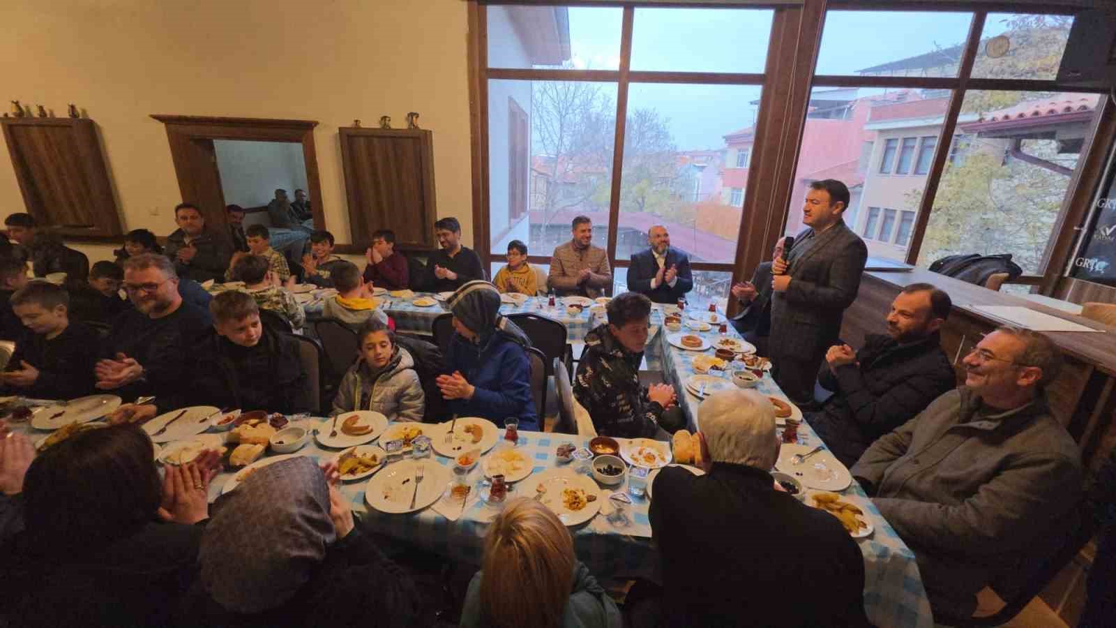 kutahyada-gencler-camide-alinlar-secdede-bulusmasi-yogun-katilimla-gerceklesti