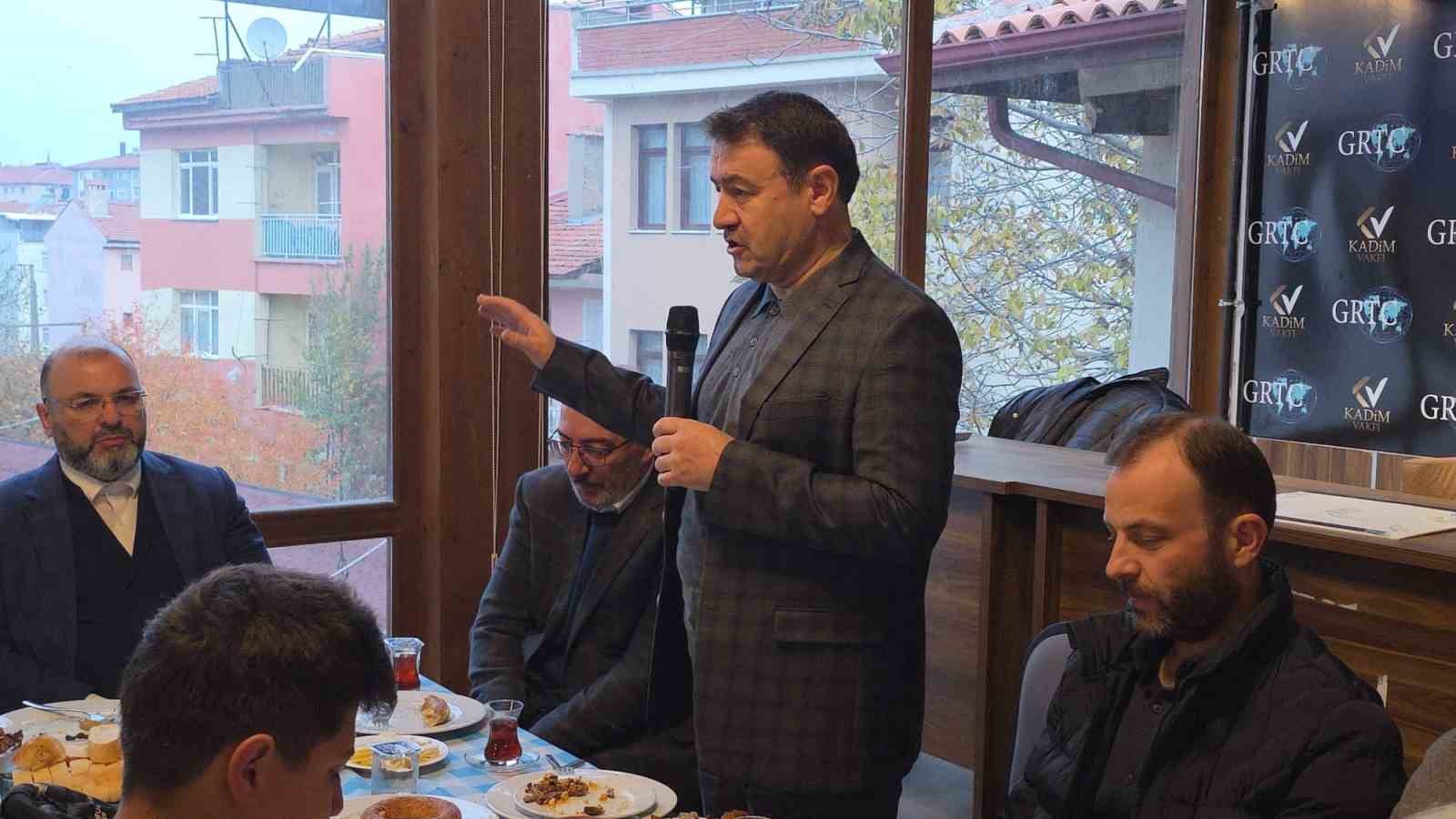 kutahyada-gencler-camide-alinlar-secdede-bulusmasi-yogun-katilimla-gerceklesti