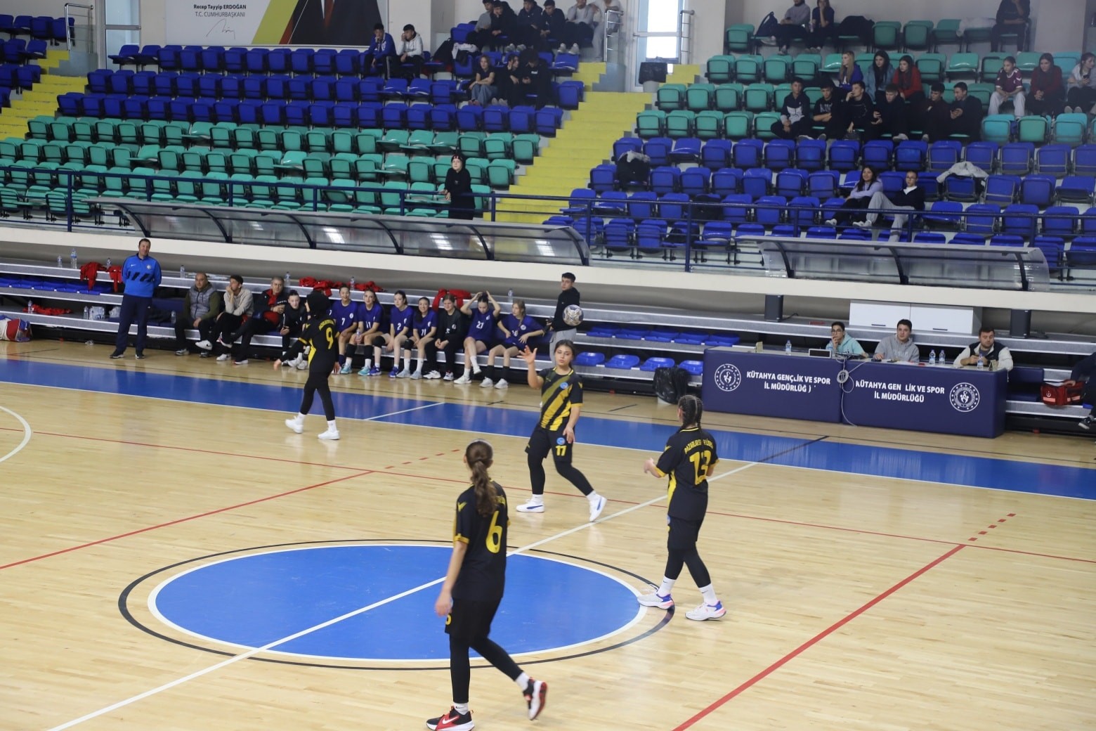 kutahyada-okullar-arasi-genc-kizlar-hentbol-musabakalari-sona-erdi