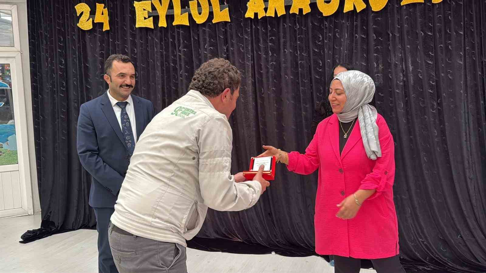 mahalle-muhtarindan-ogretmenlere-plaketli-kutlama