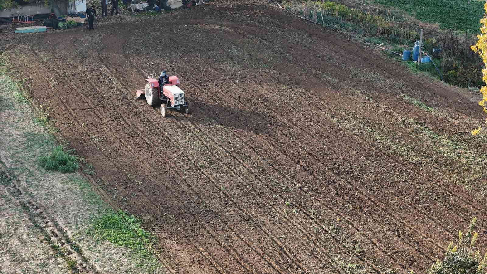 mehmet-amca-yeni-yonetmelige-gore-hazirlanip-tarlasini-surdu