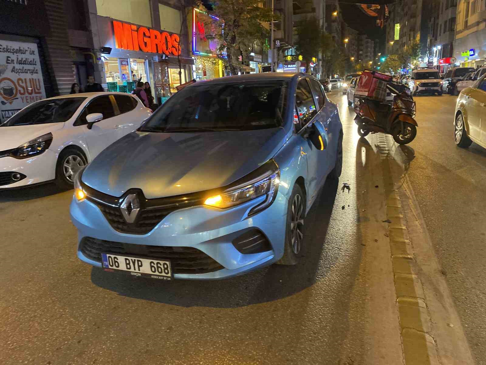 motosiklet-once-yayaya-sonra-otomobile-carpti-2-yarali