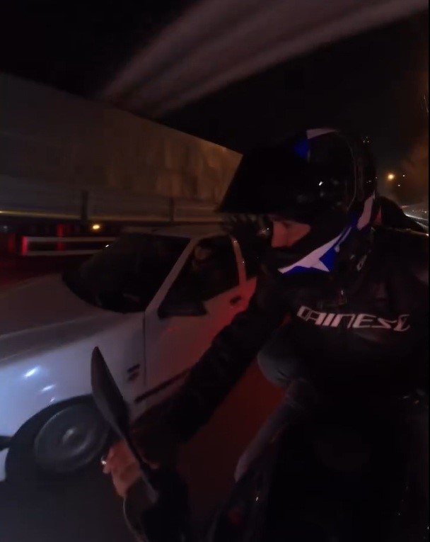 motosiklete-yandan-carpan-arac-yoluna-bir-sey-olmamis-gibi-devam-etti