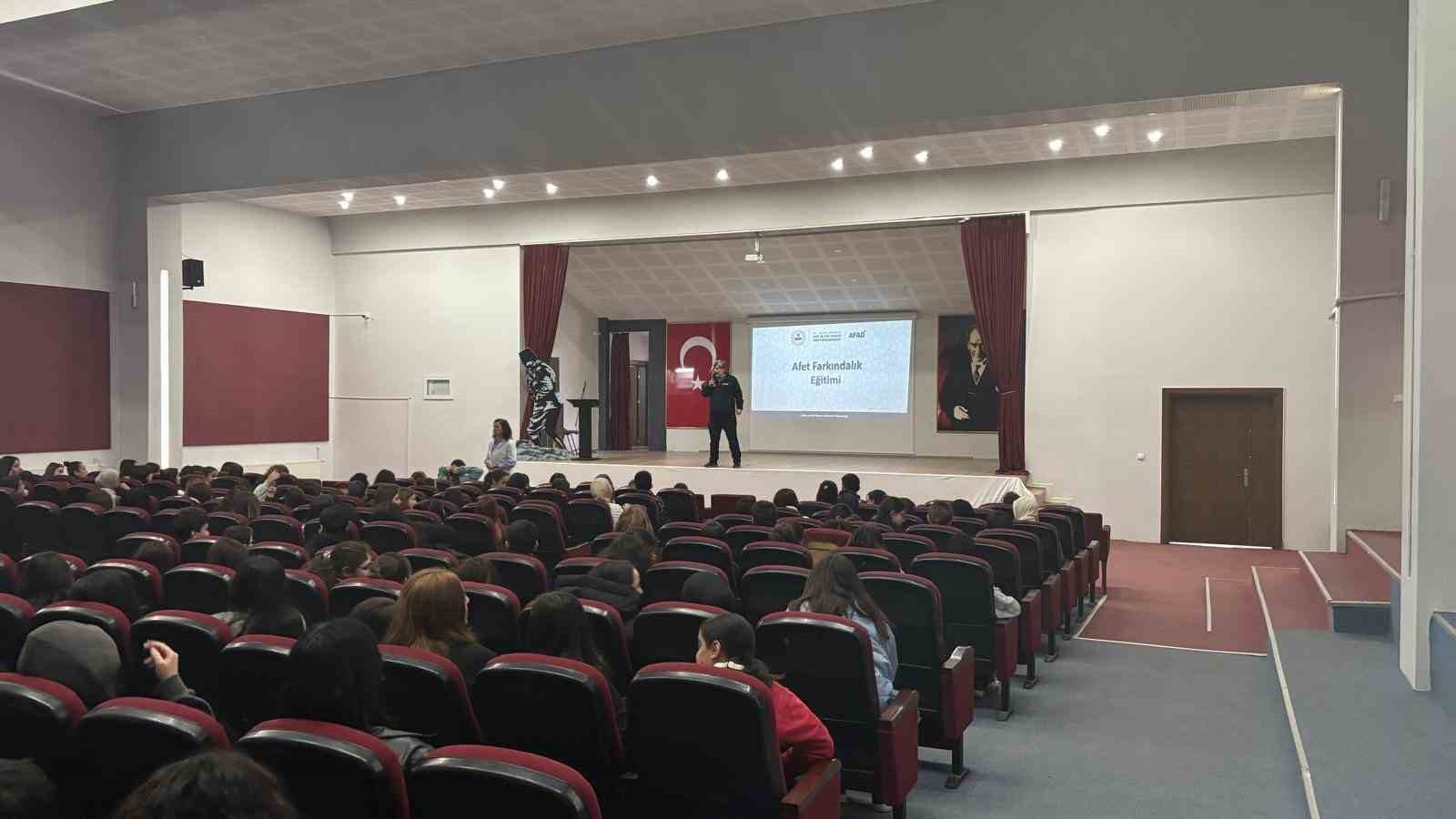 ogrencilere-yonelik-afetler-ve-yanginlarla-ilgili-egitimler-devam-ediyor