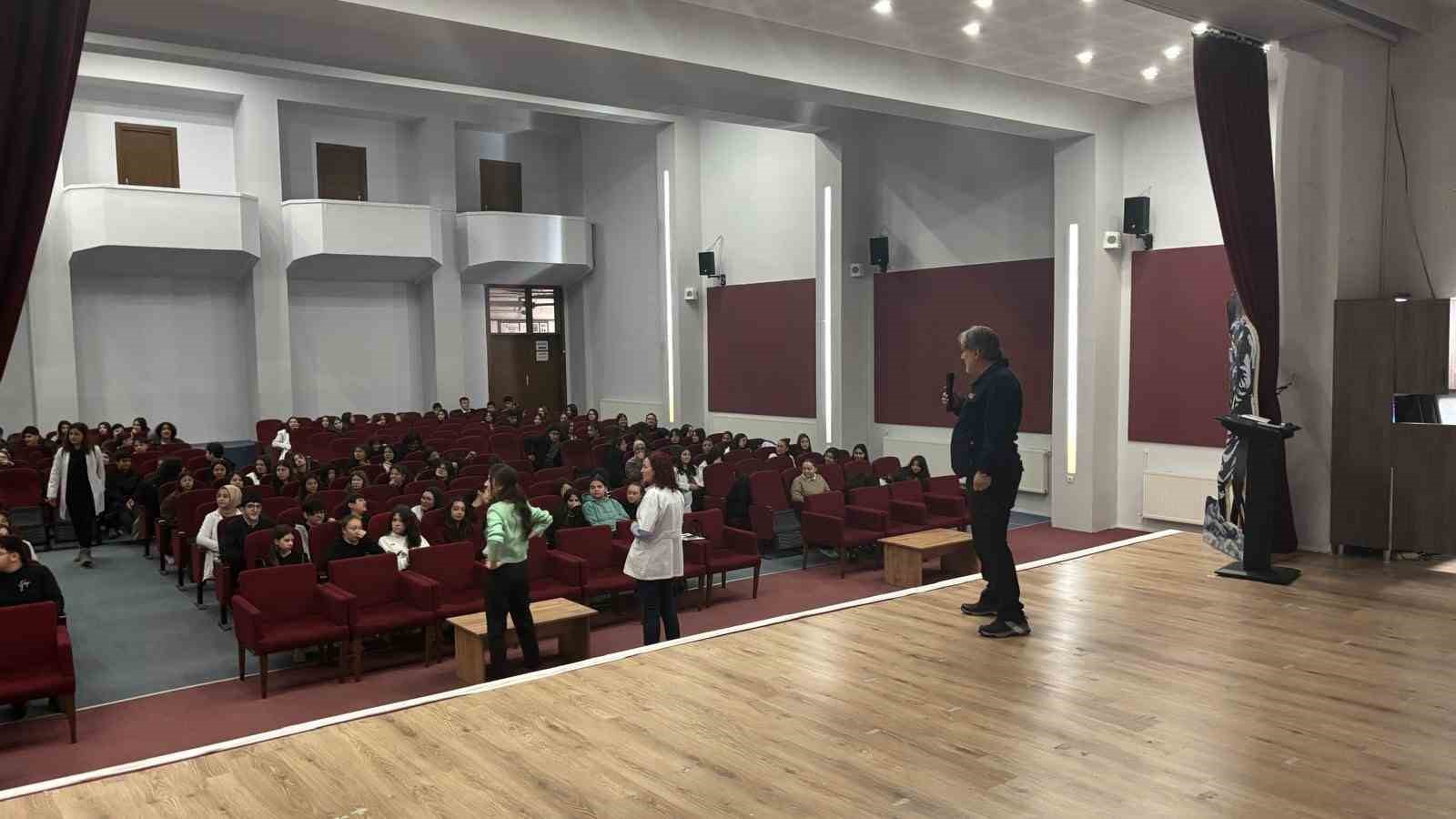 ogrencilere-yonelik-afetler-ve-yanginlarla-ilgili-egitimler-devam-ediyor