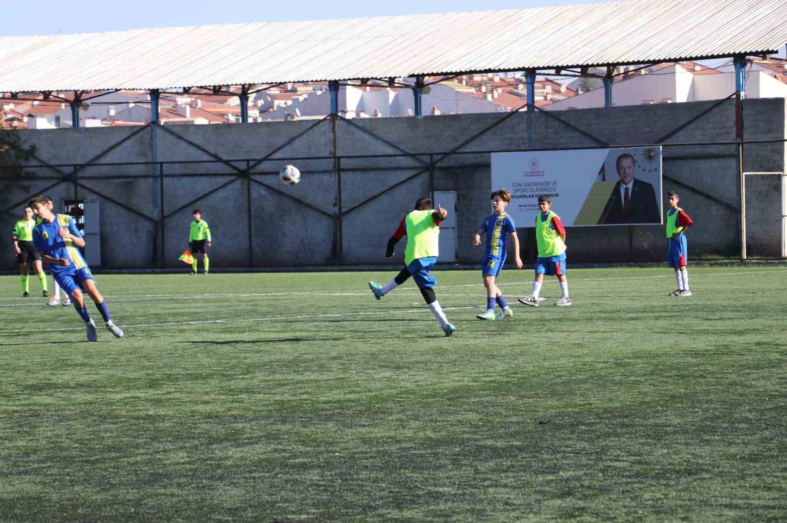 okul-sporlari-yildiz-erkek-futbol-musabakalari-suruyor