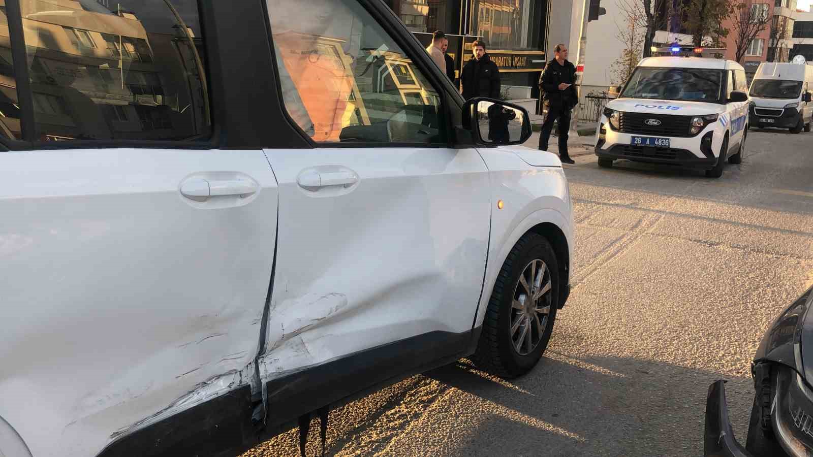 otomobil-ile-hafif-ticari-arac-carpisti-6-yarali