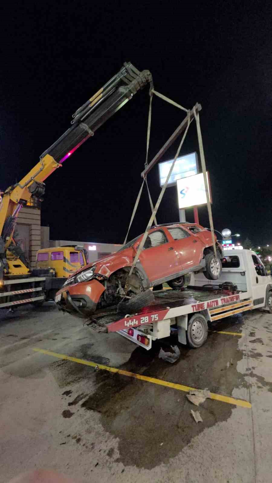 otomobil-yoldan-cikarak-bariyerlere-carpti-2-kisi-yaralandi