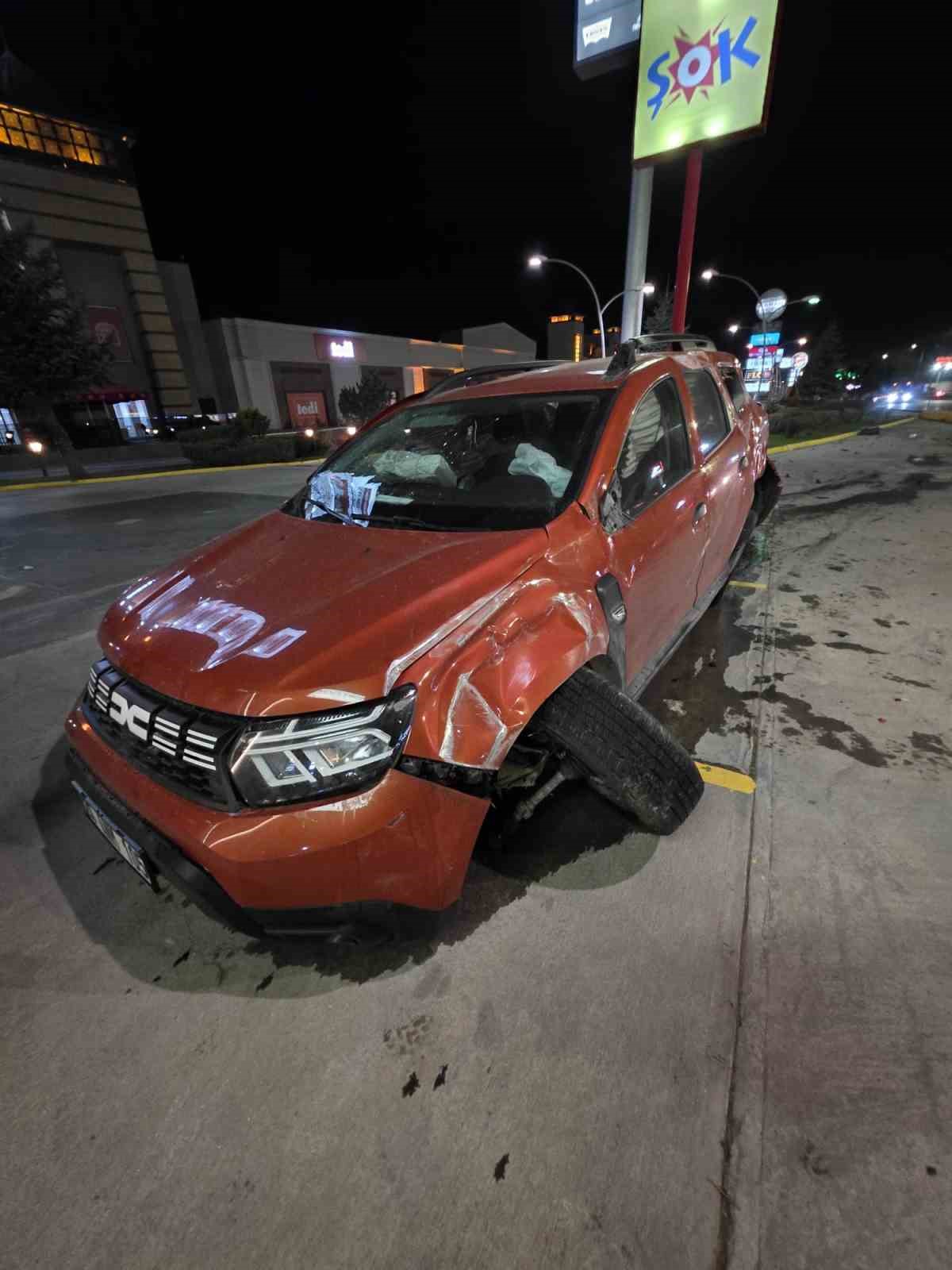 otomobil-yoldan-cikarak-bariyerlere-carpti-2-kisi-yaralandi