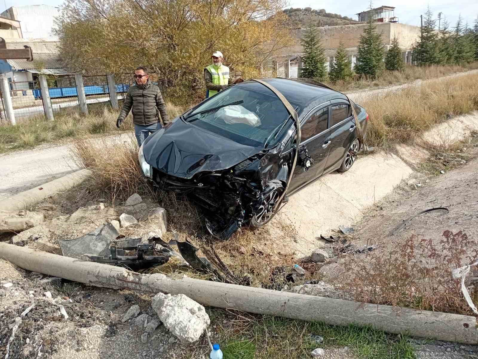 otomobil-yoldan-cikti-1-yarali