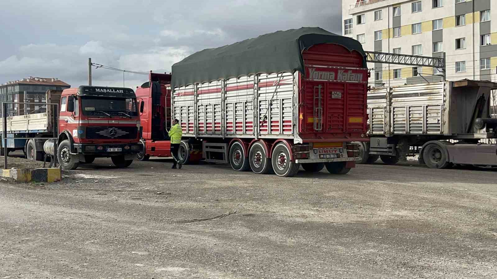 pancar-yuklu-tir-polis-ekiplerinin-dur-ihtarina-uymadi