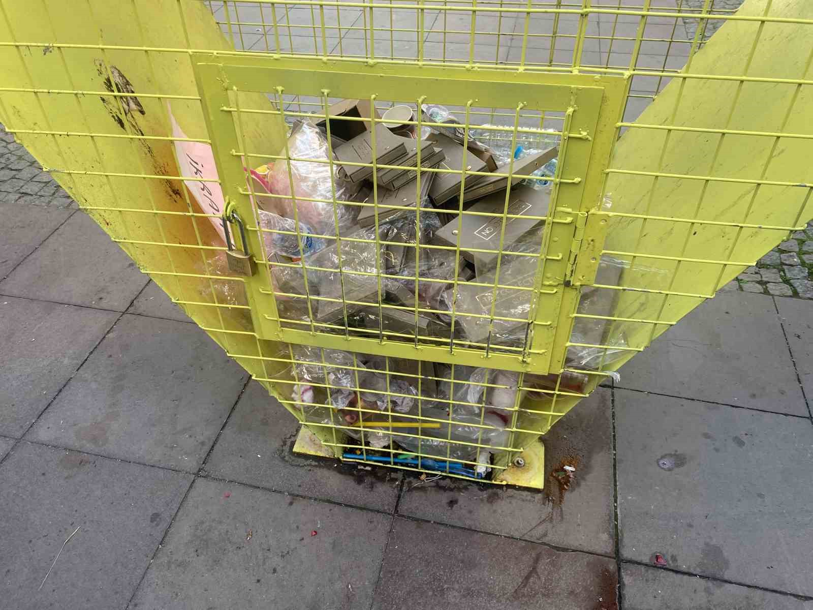 plastik-siseler-icin-kurulan-geri-donusum-kafesi-coplerle-dolduruldu