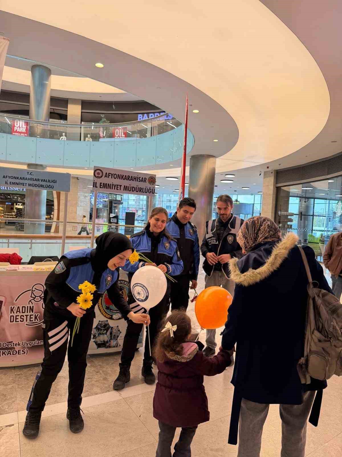 polis-kadina-siddetle-mucadeleyi-actiklari-stant-ile-anlatti