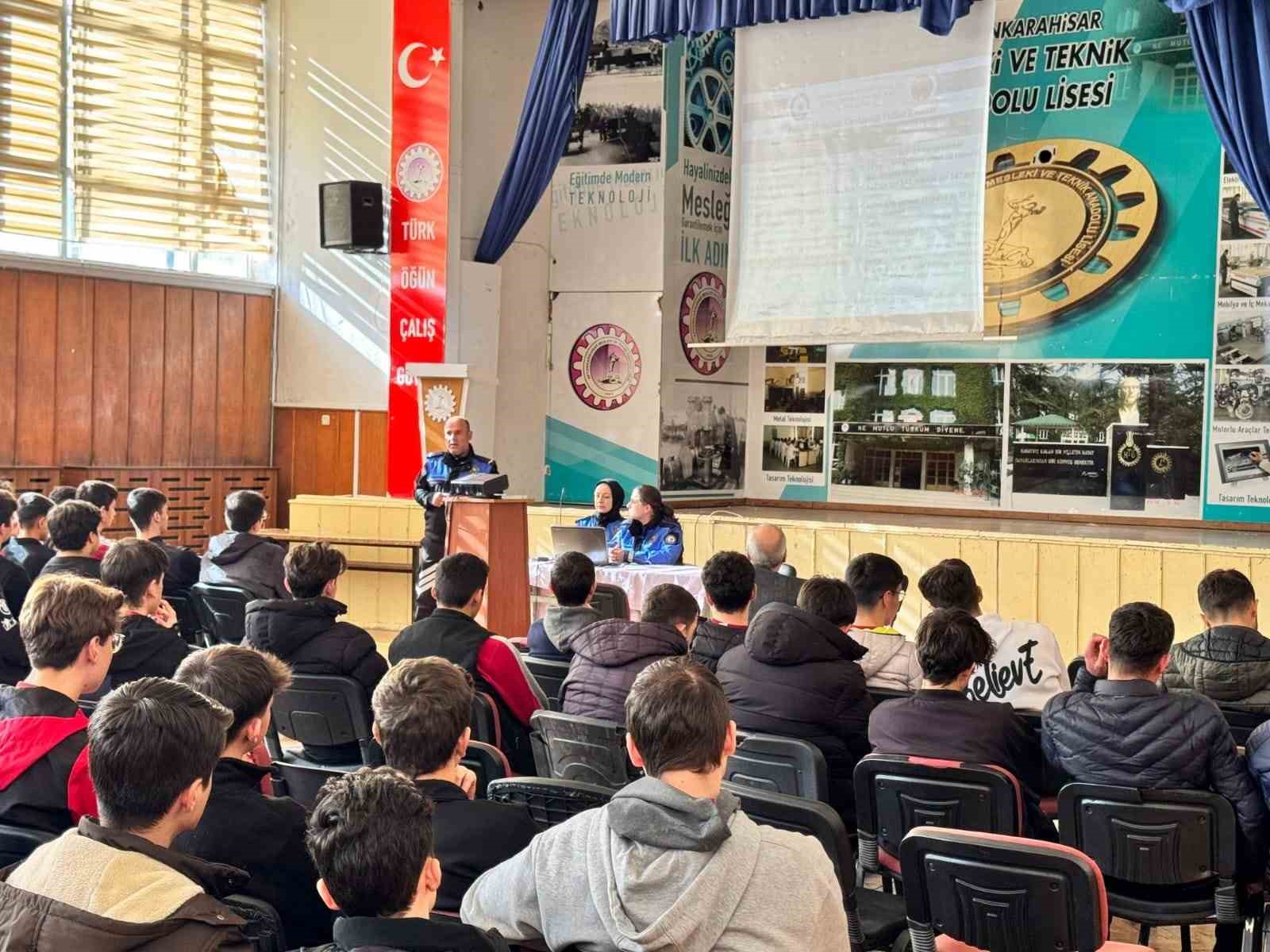 polisten-lise-ogrencilerine-yonelik-egitim-calismasi