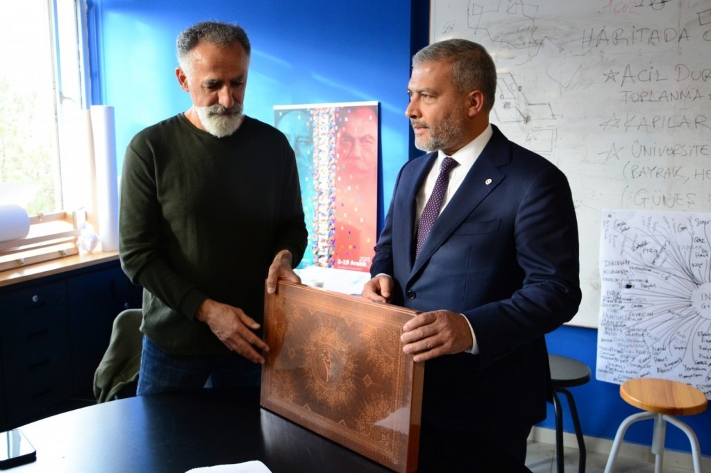 rektor-adiguzel-17-uluslararasi-anadolu-kaligrafi-ve-tipografi-etkinligini-ziyaret-etti