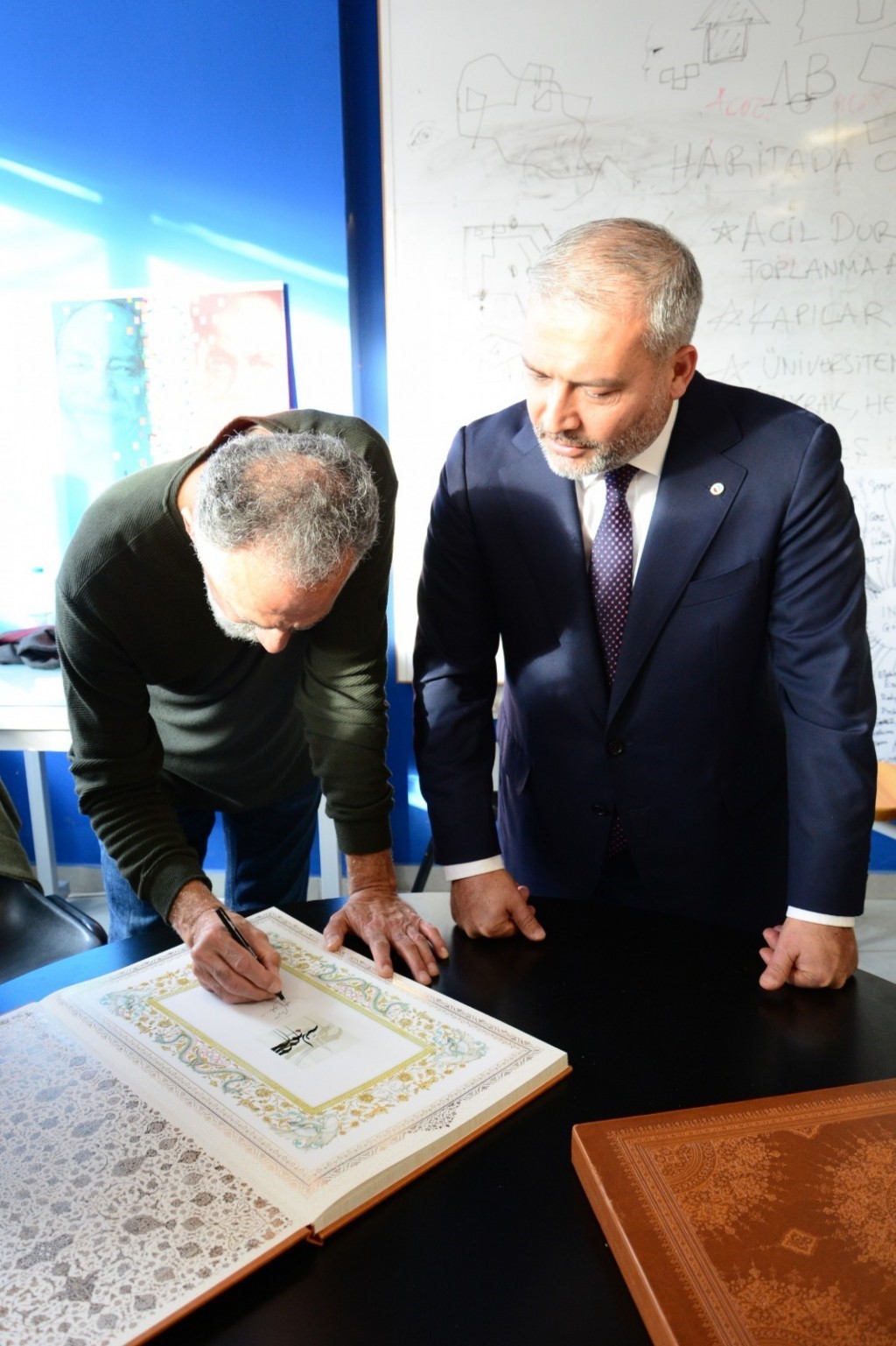 rektor-adiguzel-17-uluslararasi-anadolu-kaligrafi-ve-tipografi-etkinligini-ziyaret-etti