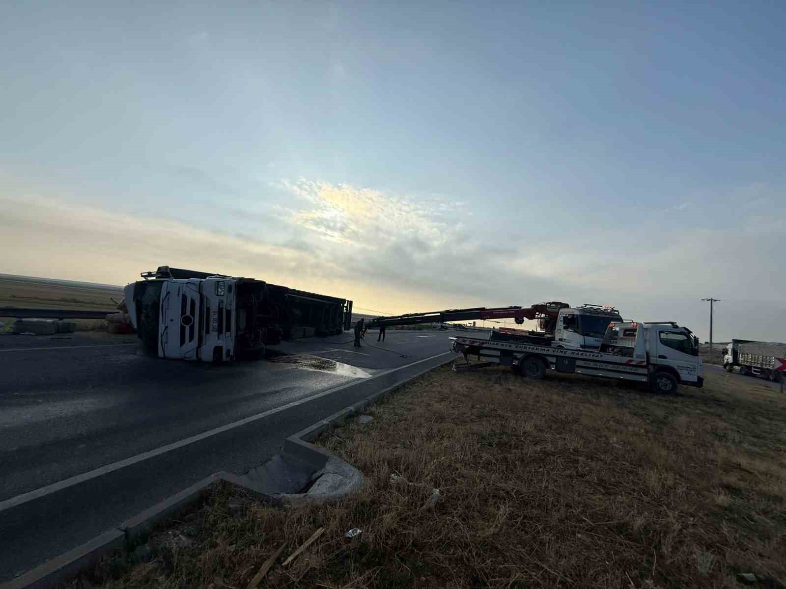 saman-yuklu-tir-devrildi