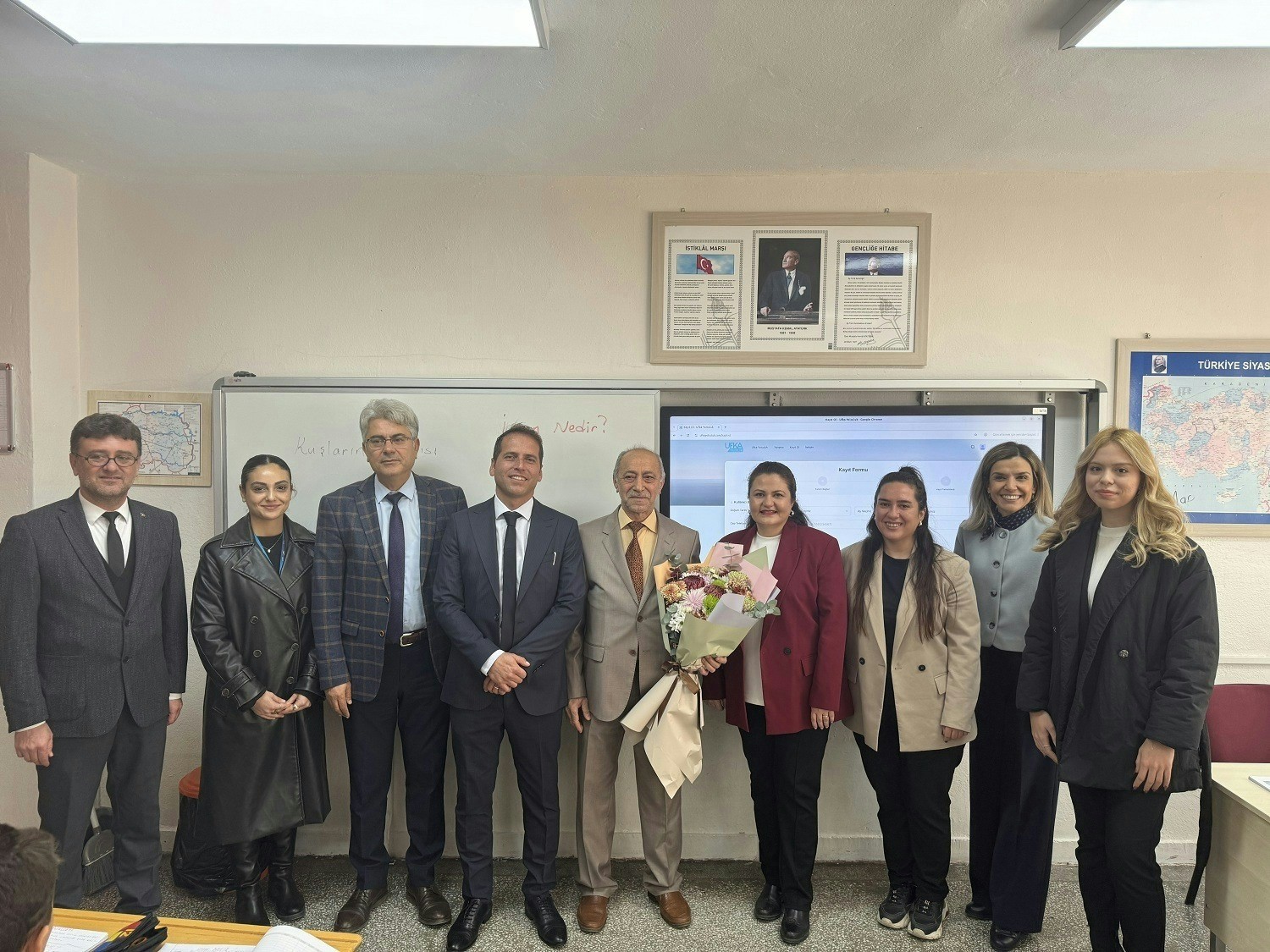 sehrin-en-kidemli-ogretmenini-ziyaret-ettiler