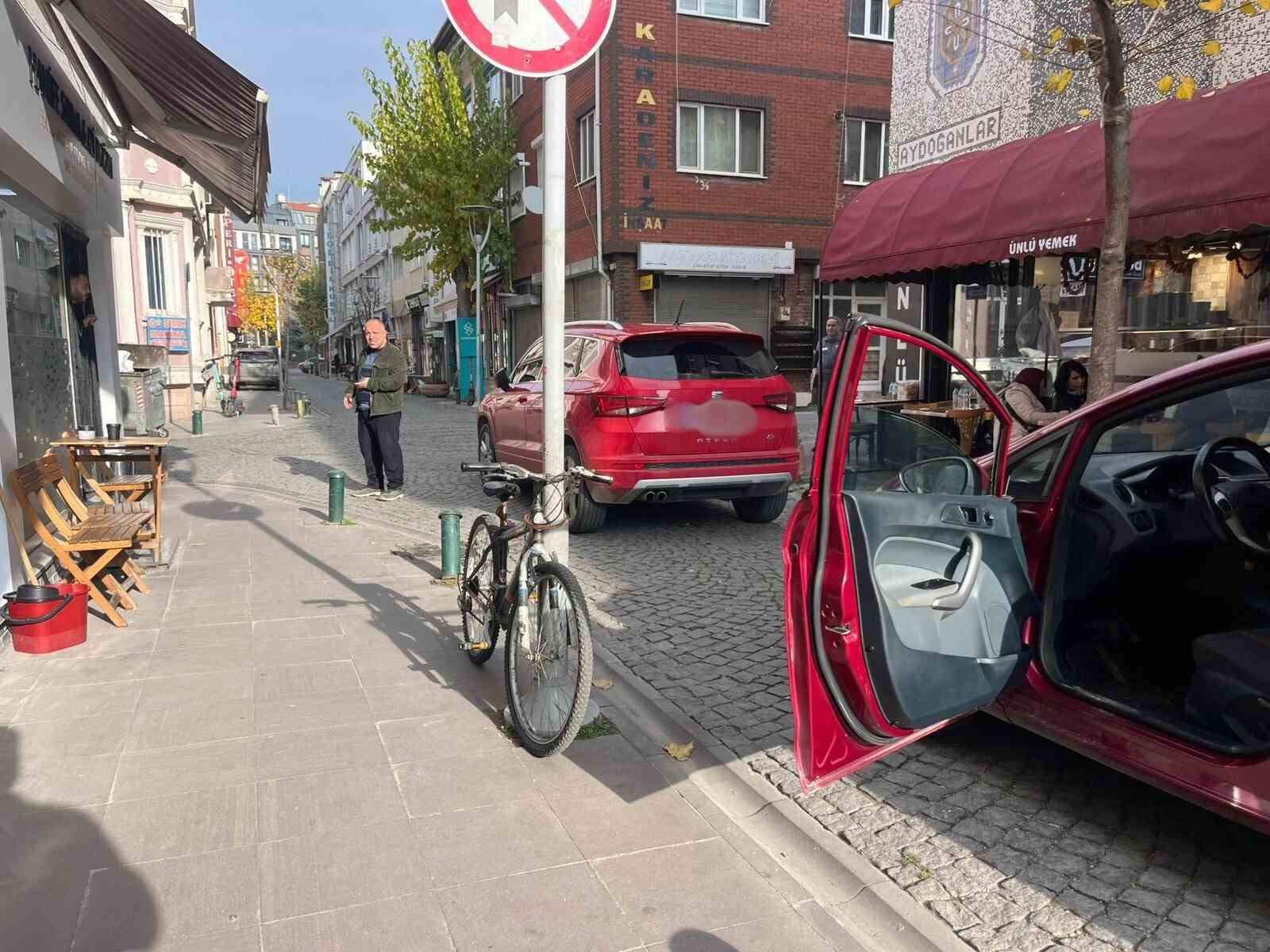 sokak-ortasina-otomobilini-birakip-islerini-halletmeye-gitti