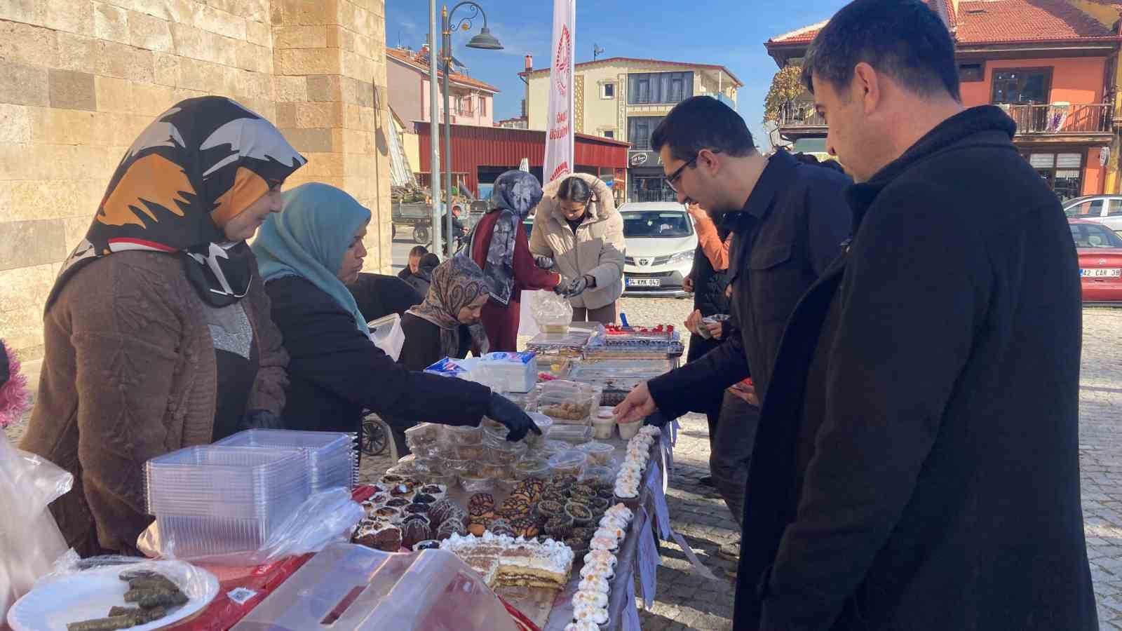 sultandaginda-gazze-yararina-hayir-carsisi-kuruldu