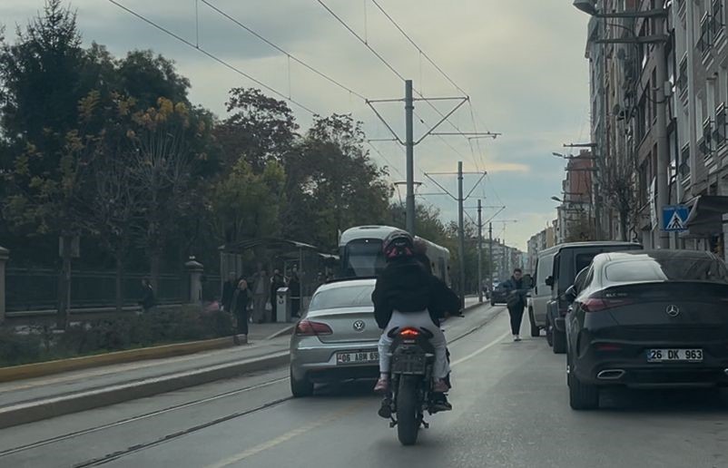 surucusu-kasksiz-plakasiz-motosikletin-gurultulu-egzozu-rahatsiz-etti