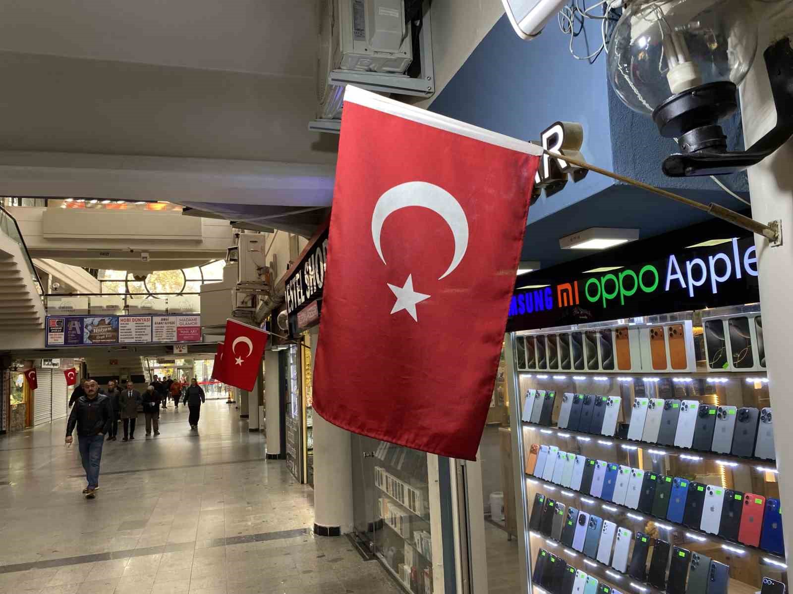 tasbasi-carsisindaki-dukkanlar-turk-bayraklari-ile-donatildi