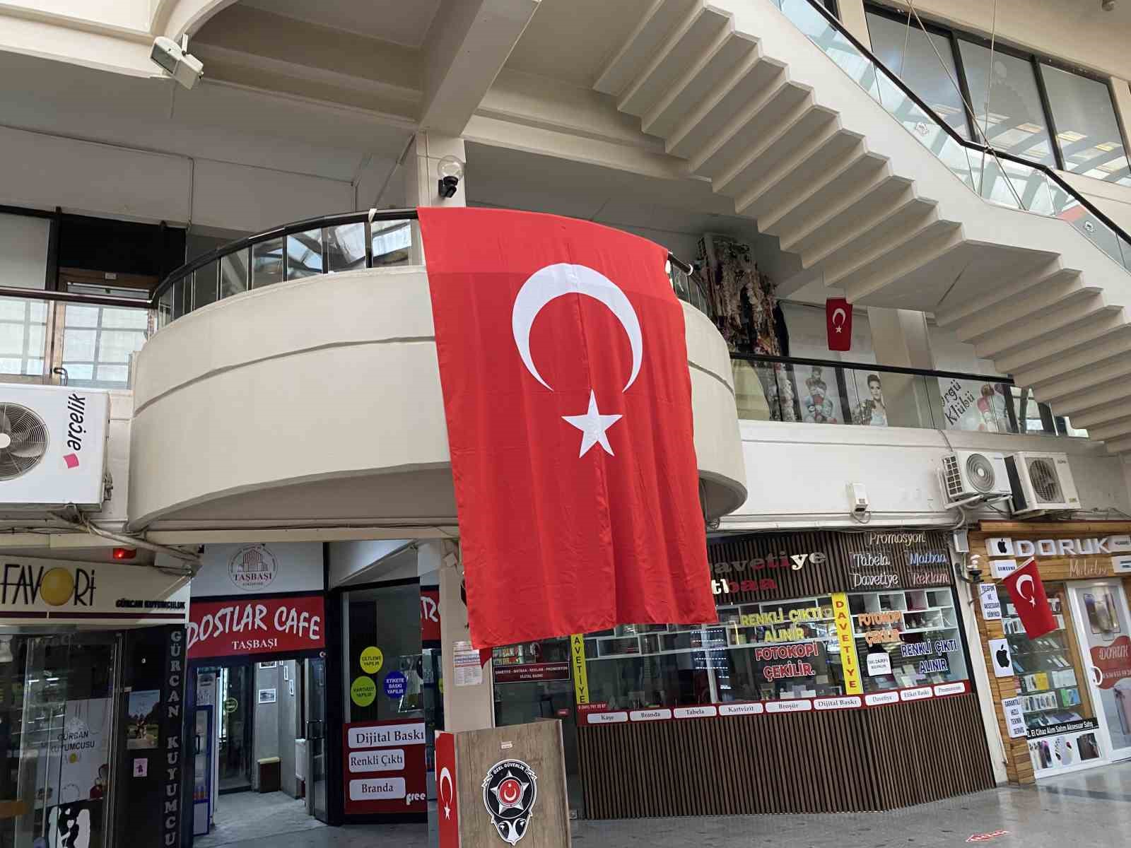 tasbasi-carsisindaki-dukkanlar-turk-bayraklari-ile-donatildi
