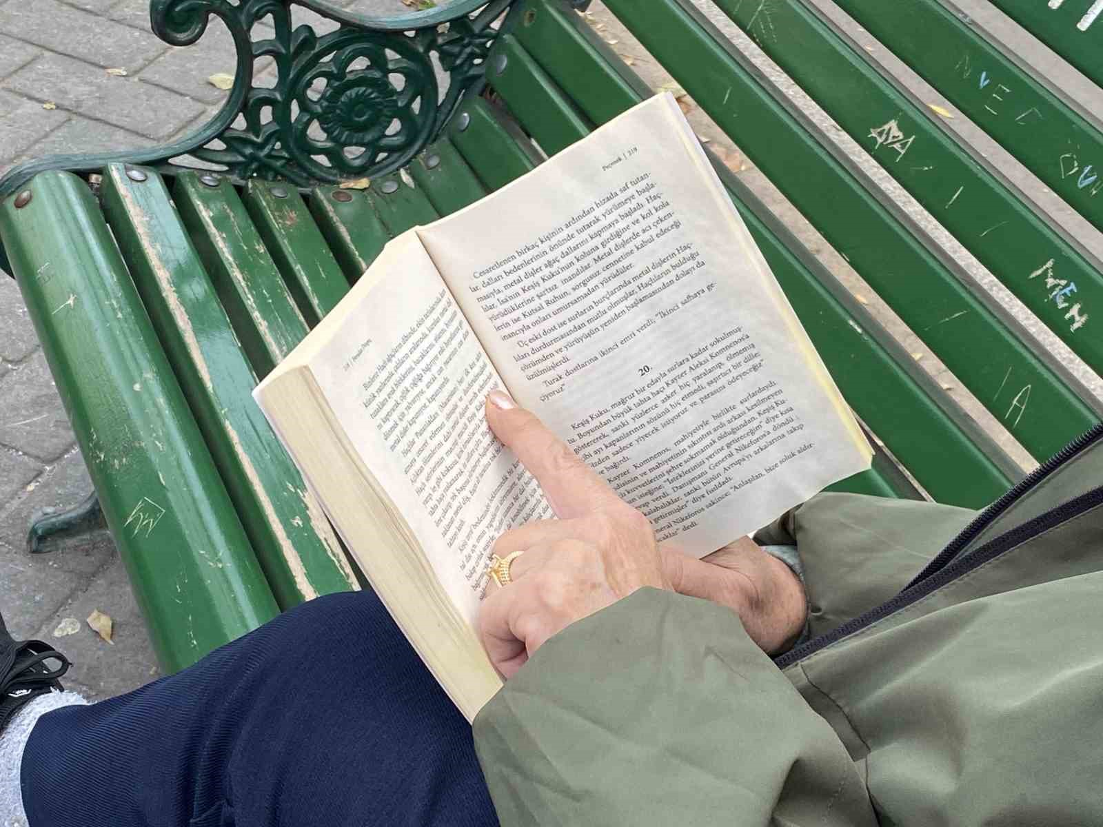 tek-gozu-gormeyen-66-yasindaki-kadin-her-gun-300-sayfa-kitap-okuyor