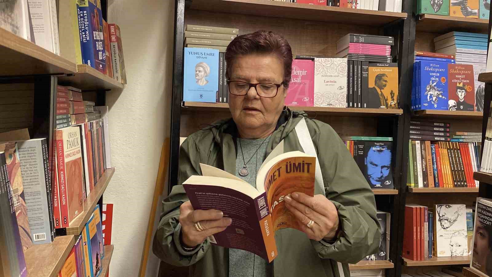 tek-gozu-gormeyen-66-yasindaki-kadin-her-gun-300-sayfa-kitap-okuyor