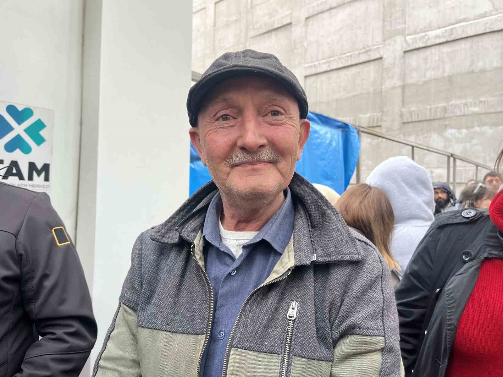 toki-basvurusu-yapmak-isteyen-vatandaslar-yuzlerce-metre-kuyruk-olusturdu