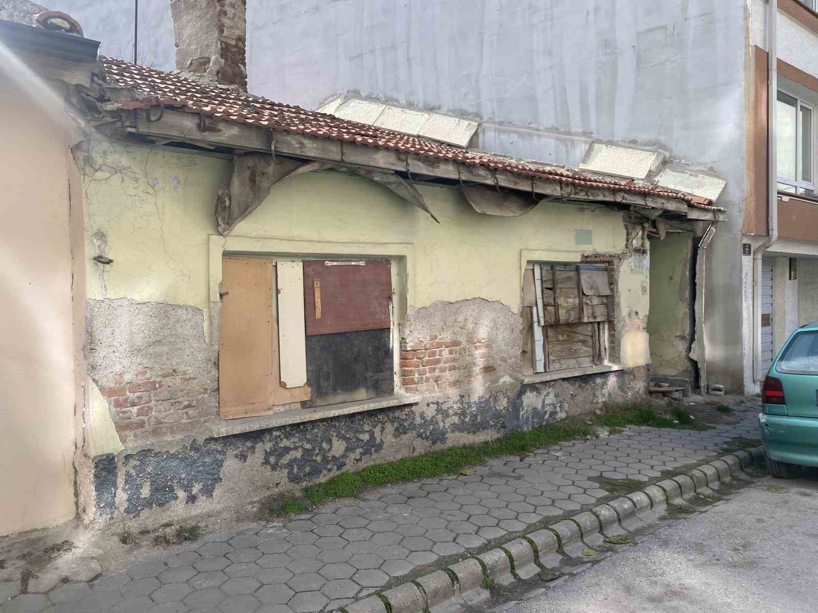 yaklasik-5-yildir-metruk-halde-olan-ev-tedirginlik-olusturuyor